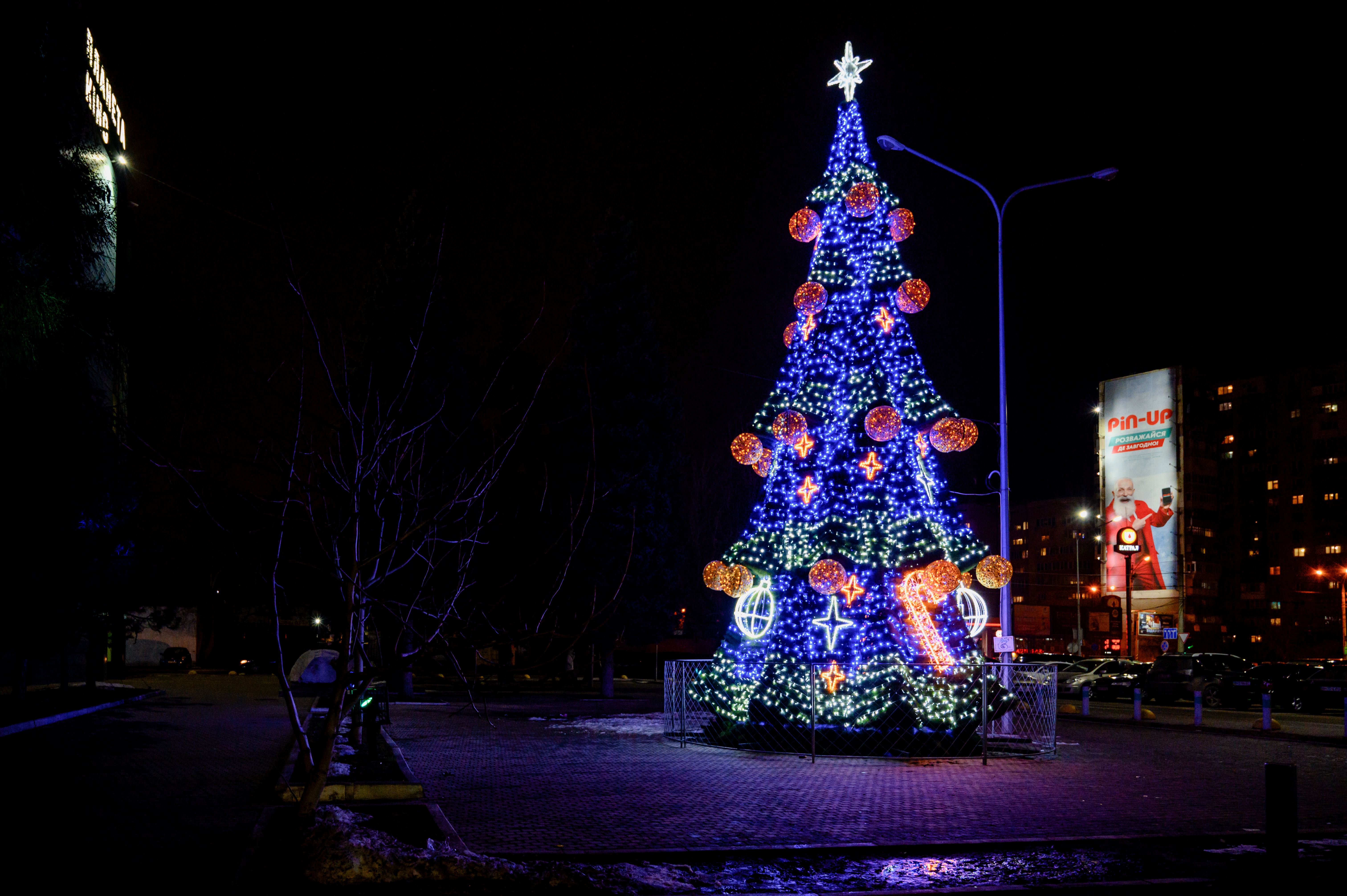 Одесса, ель возле ТРЦ "CITY CENTRE" на Таирово, 2022 — Lumiere | Световая иллюминация  | Украина