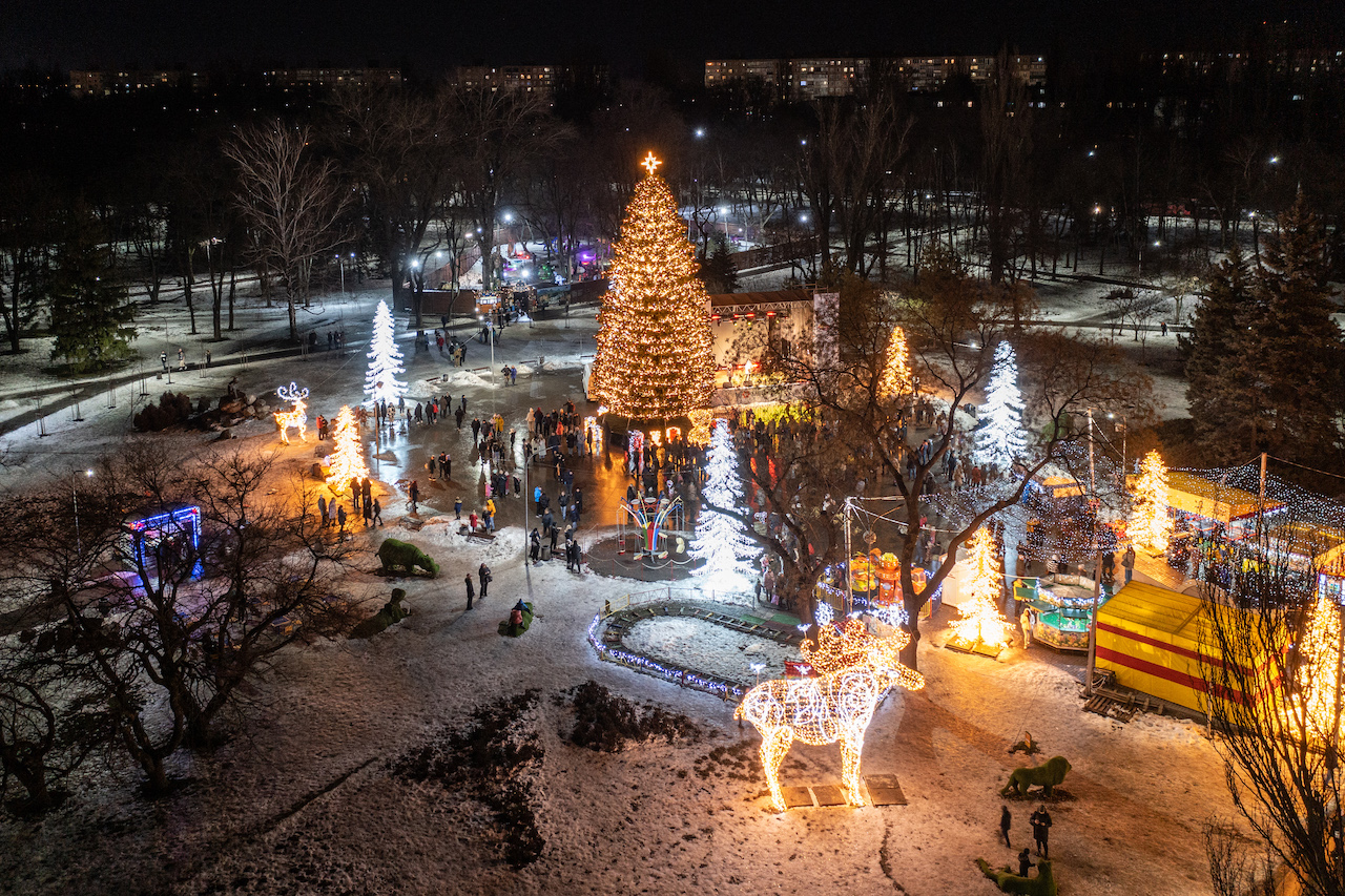 Кривий Ріг, ялинка в парку Героїв, 2022 — Lumiere | Світлова ілюмінація | Україна